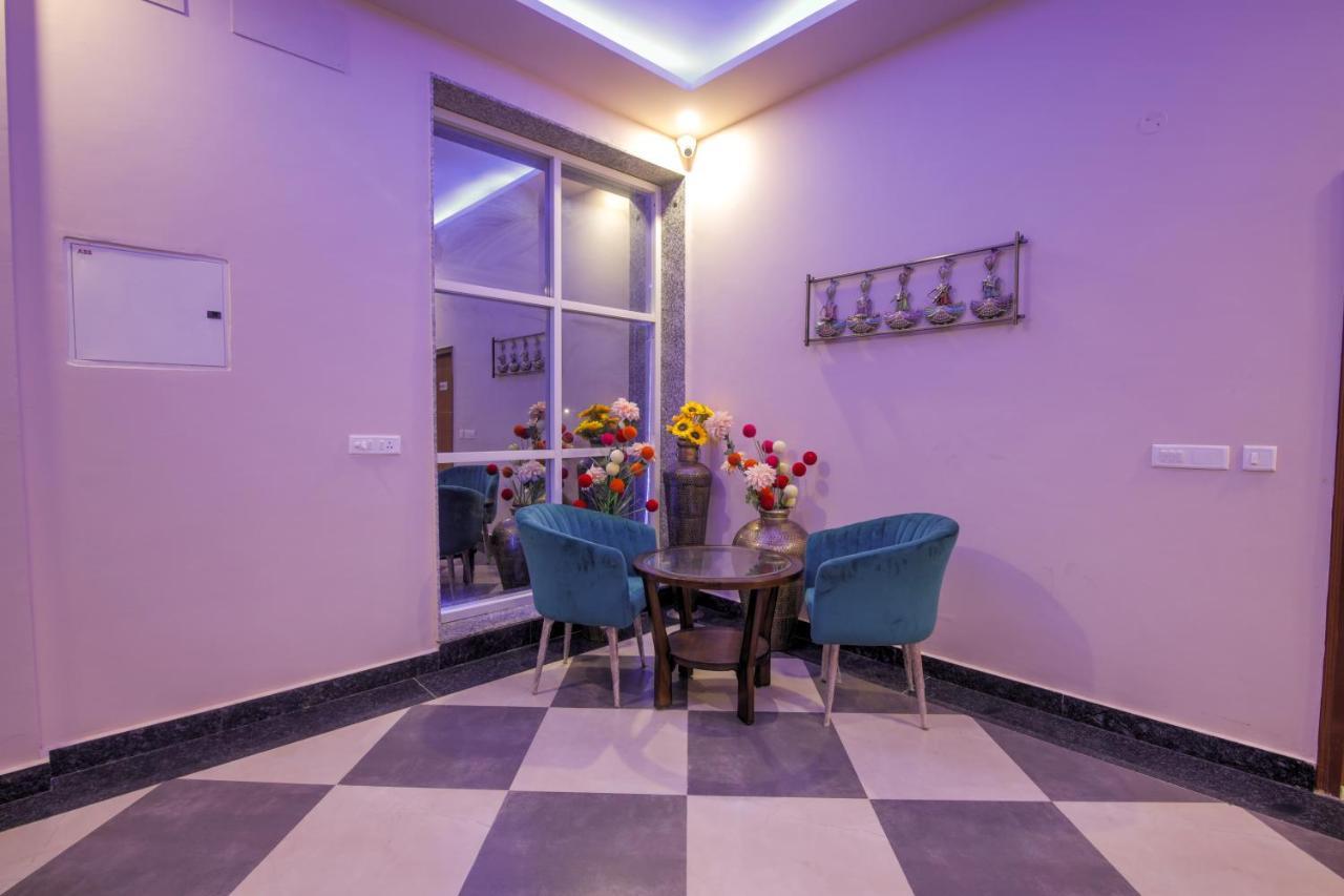 Twin Towers Acomodação com café da manhã Grander Noida Exterior foto