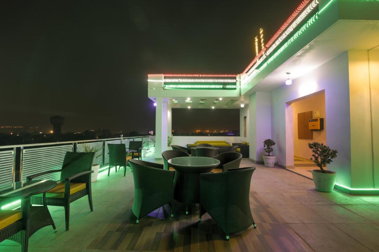 Twin Towers Acomodação com café da manhã Grander Noida Exterior foto