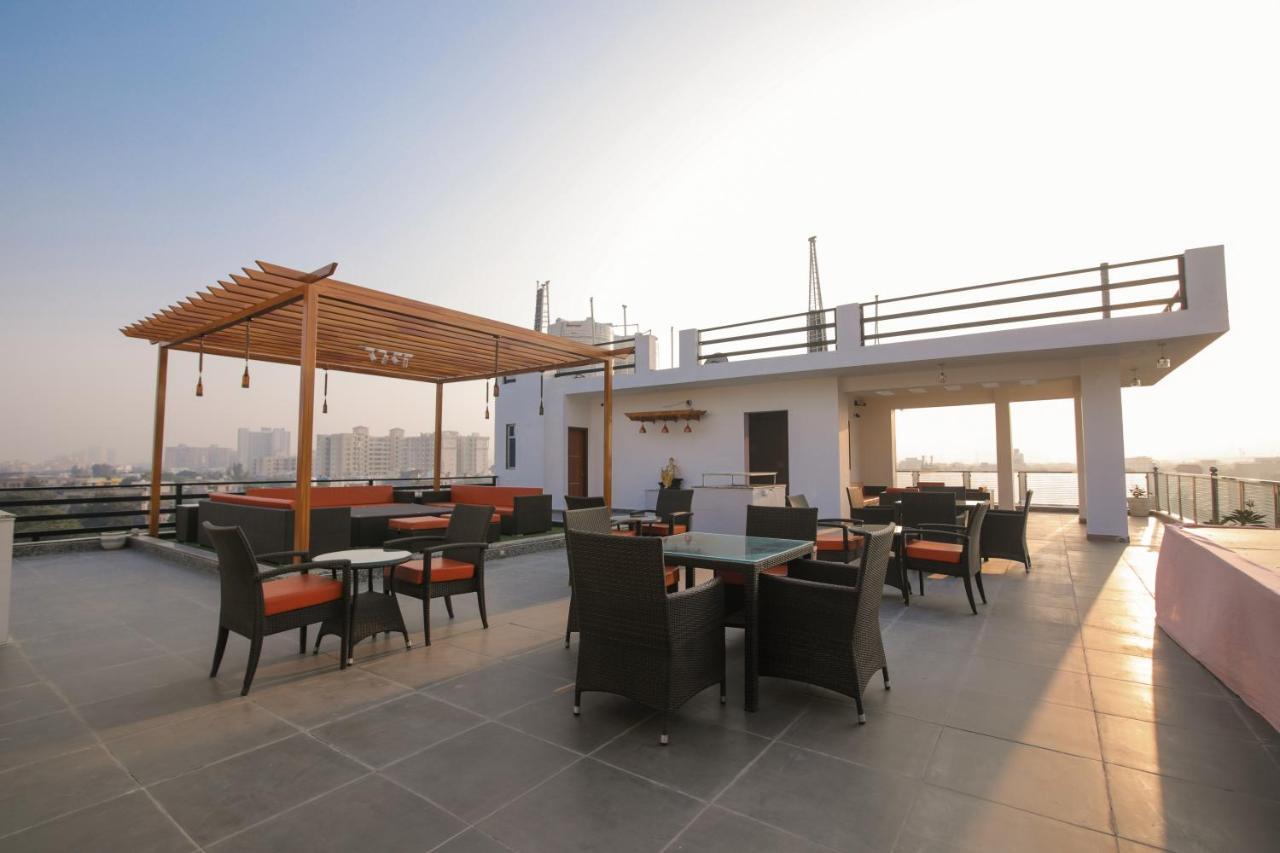 Twin Towers Acomodação com café da manhã Grander Noida Exterior foto
