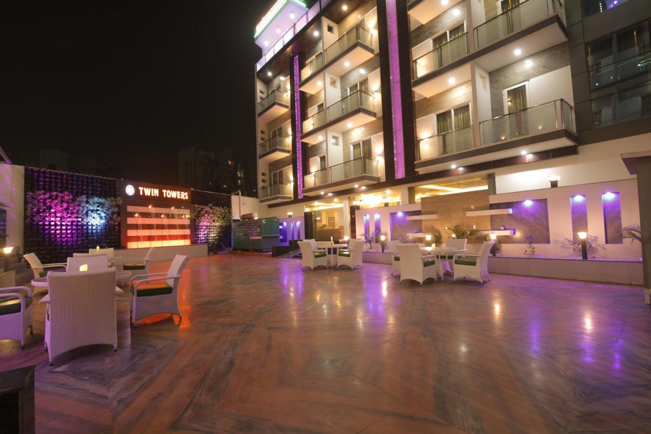 Twin Towers Acomodação com café da manhã Grander Noida Exterior foto
