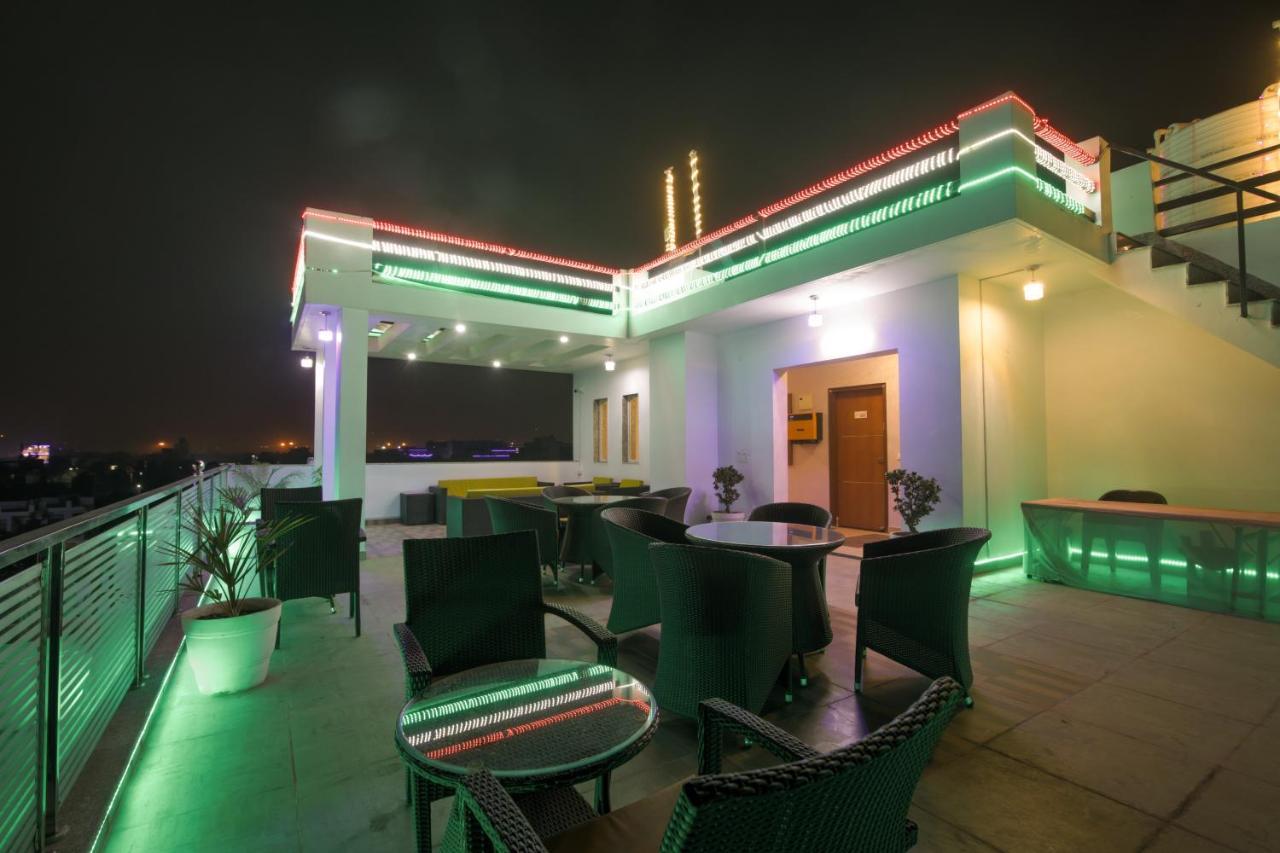 Twin Towers Acomodação com café da manhã Grander Noida Exterior foto