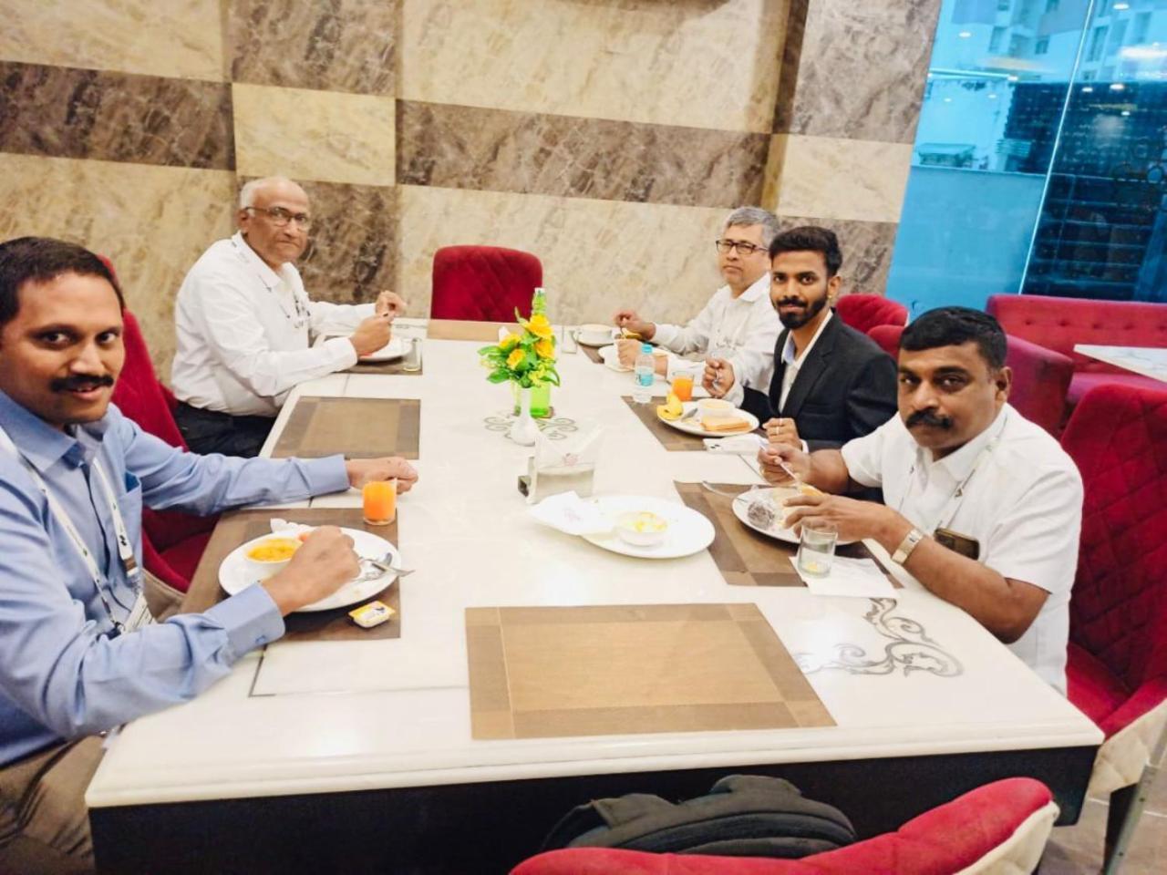 Twin Towers Acomodação com café da manhã Grander Noida Exterior foto
