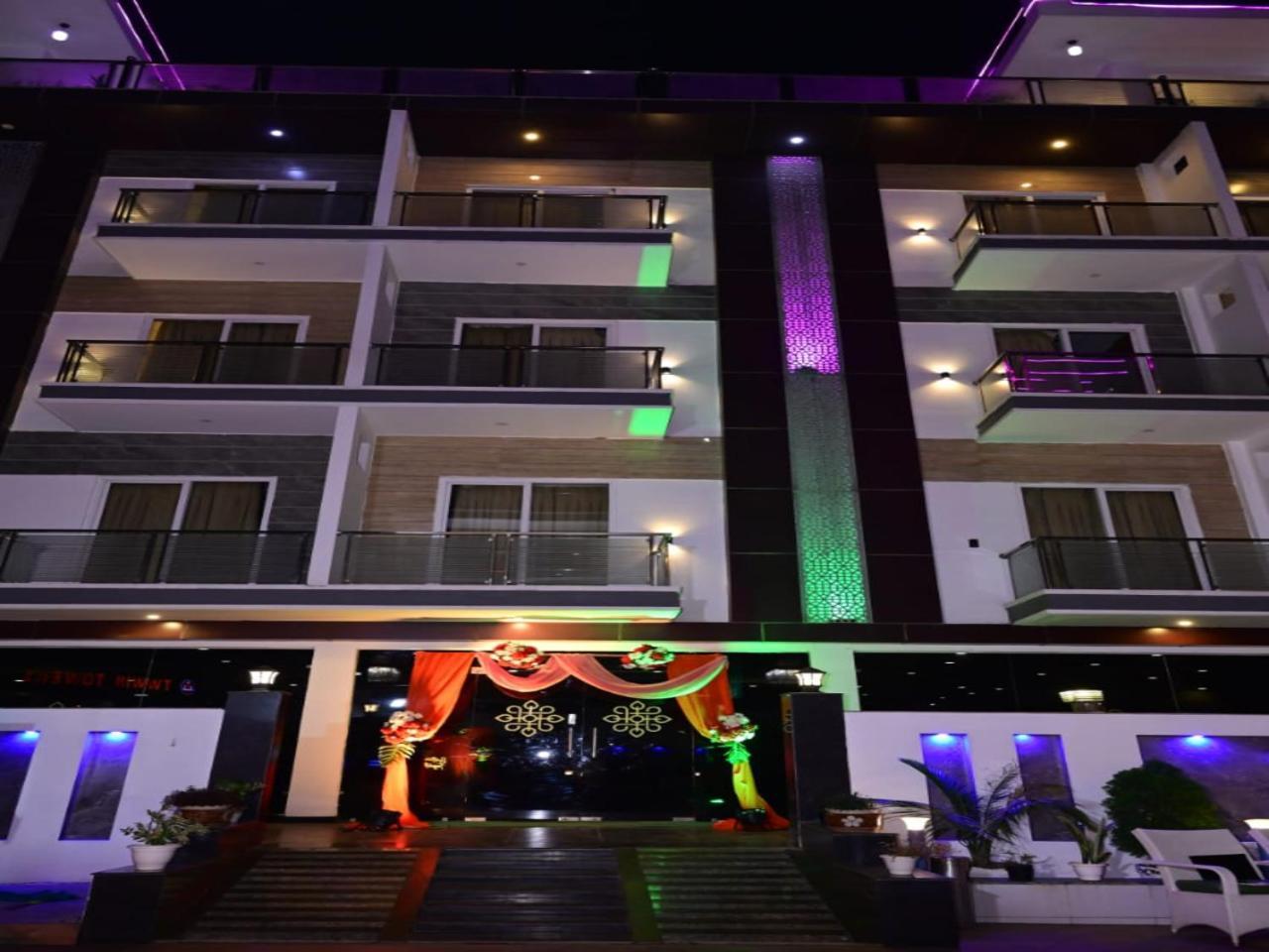 Twin Towers Acomodação com café da manhã Grander Noida Exterior foto